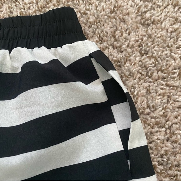 THML Striped Shorts with Hem Detail Size Small Black / White - Picture 9 of 13
